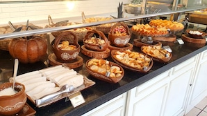 Un buffet proposant une variété de plats présentés dans des paniers et des bols.