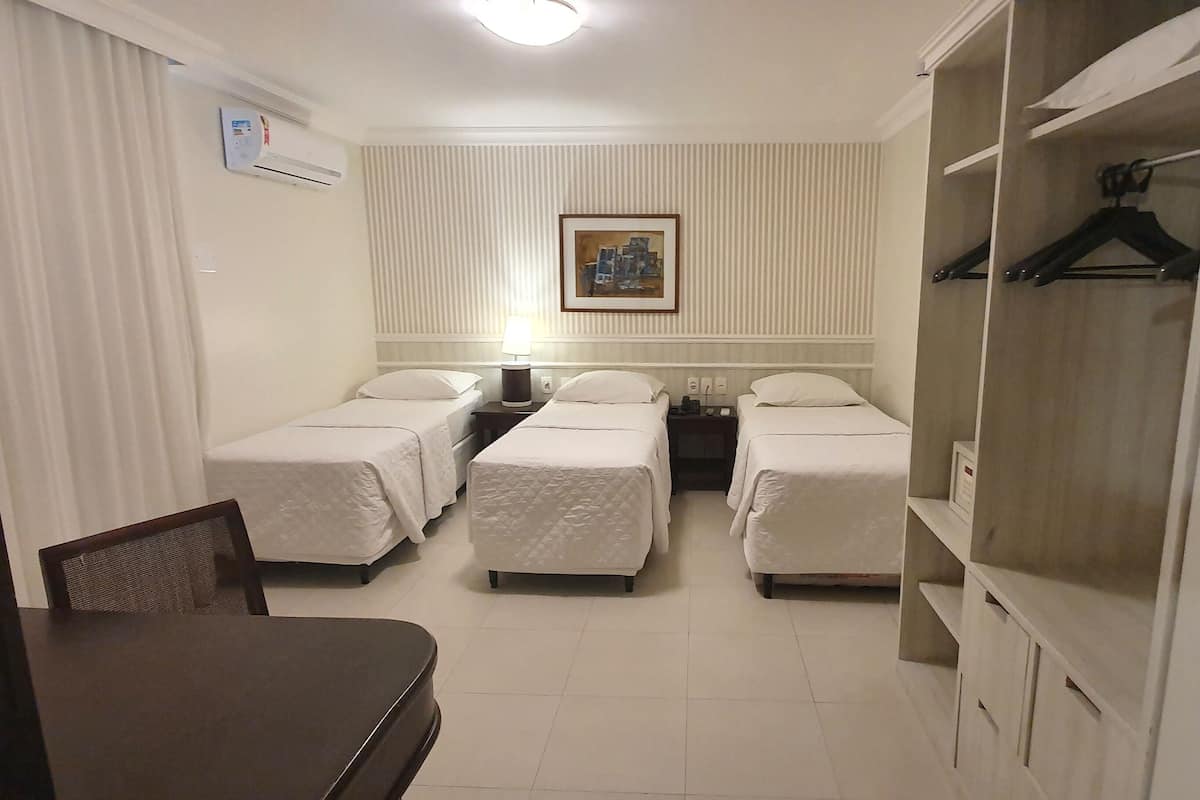 Quarto Standard Triplo Solteiro | Minibar, két bảo mật tại phòng, bàn 