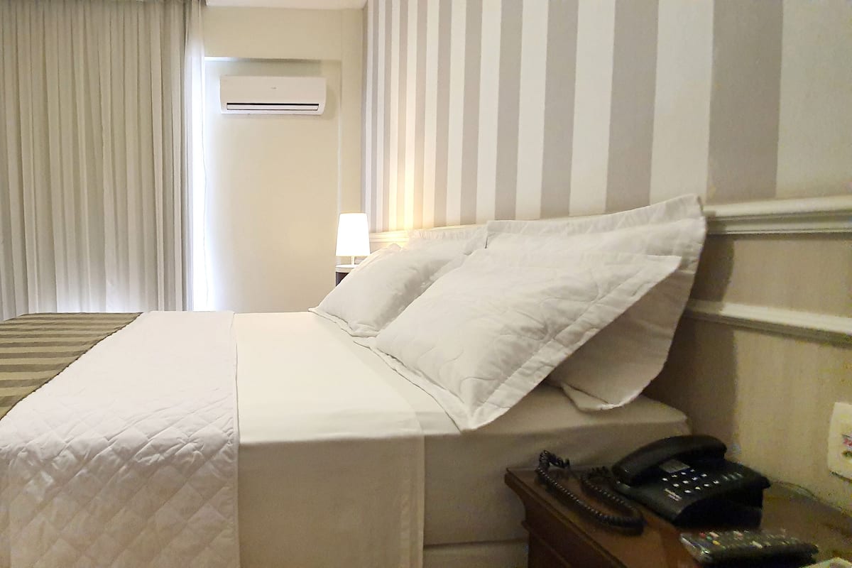 Minibar, két bảo mật tại phòng, bàn 