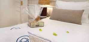Habitación romántica doble, 1 cama de matrimonio, balcón, junto a la piscina | Minibar, caja fuerte, escritorio y espacio para trabajar con un portátil