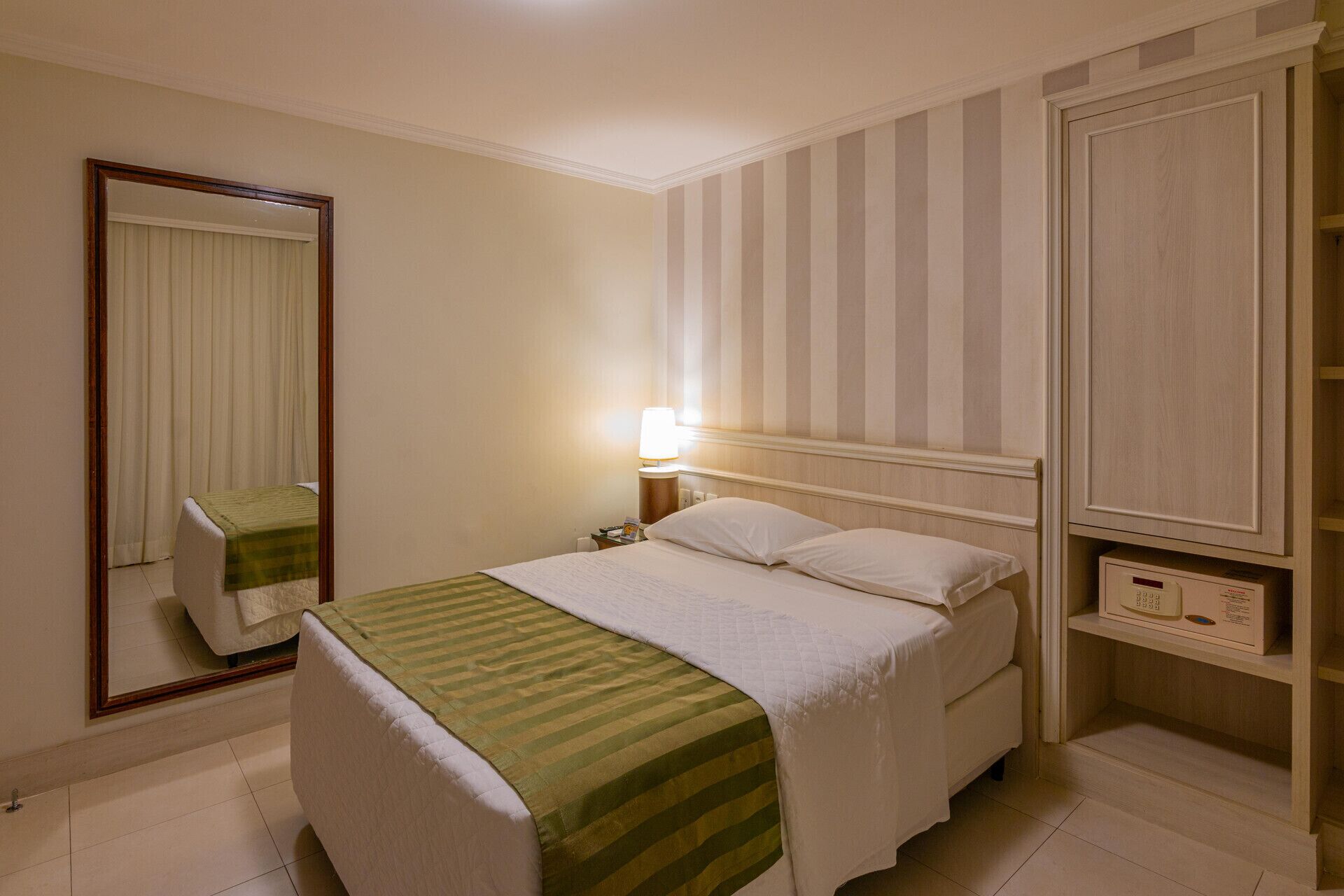 Minibar, Zimmersafe, Schreibtisch, laptopgeeigneter Arbeitsplatz