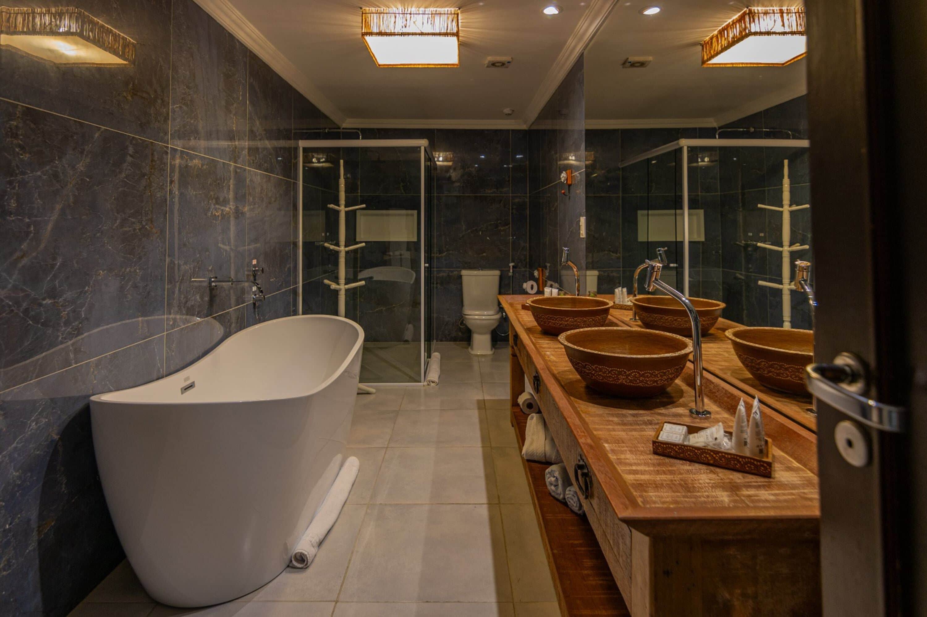 suite charme | bathroom | free toiletries, towels, soap, shampoo