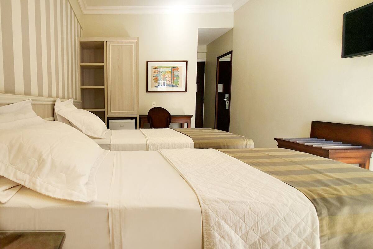 Minibar, két bảo mật tại phòng, bàn 