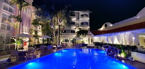 Una piscina al aire libre