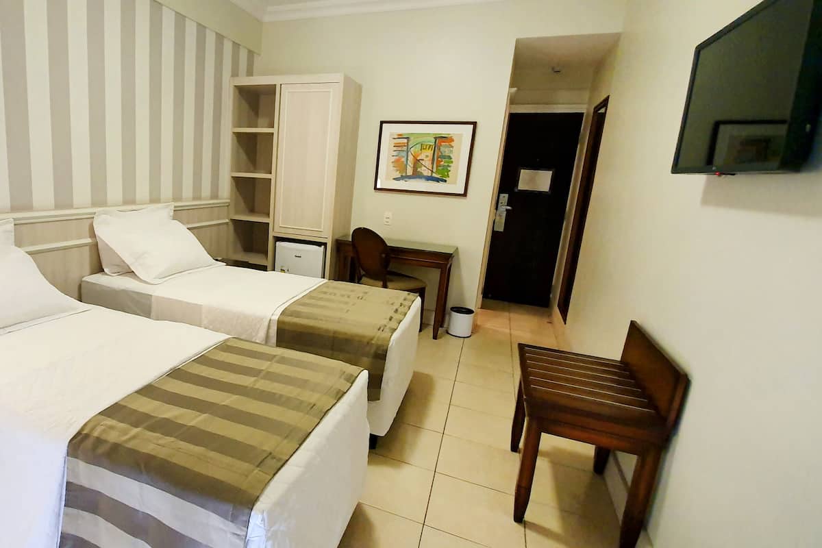 Minibar, két bảo mật tại phòng, bàn 