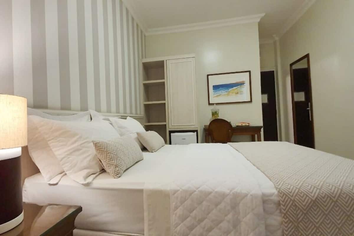 Minibar, két bảo mật tại phòng, bàn 
