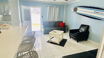 Deluxe King One Bedroom Apartment | Sala de estar | Una televisión, libros