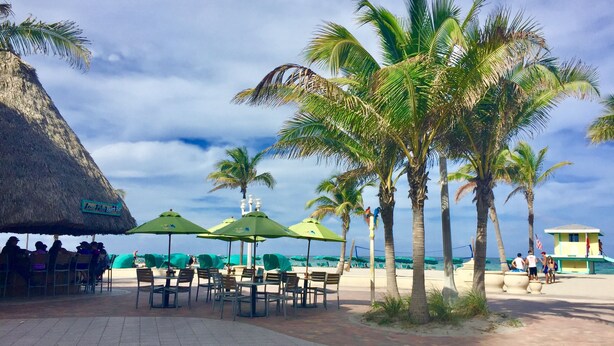 A beachside café with outdoor seating and palm trees. - The St Maurice Beach Inn (Hollywood)