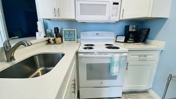 Deluxe King One Bedroom Apartment | Private kitchen | Fridge, microwave, coffee/tea maker, cookware/dishes/utensils