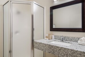 Hair dryer, towels, soap, shampoo - Red Roof Inn Fort Worth – Saginaw (Fort Worth)