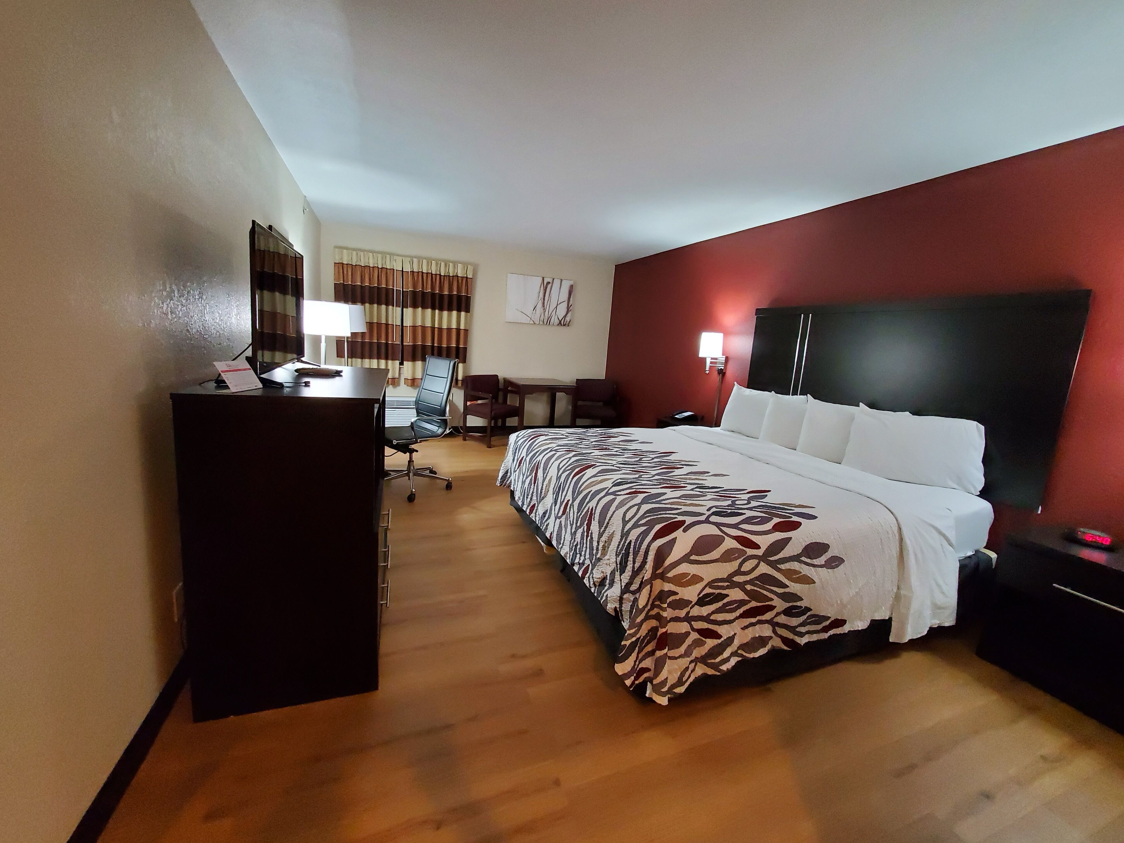 Deluxe Room, 1 Queen Bed, Non Smoking | Desk, iron/ironing board, cribs (free), WiFi (free)