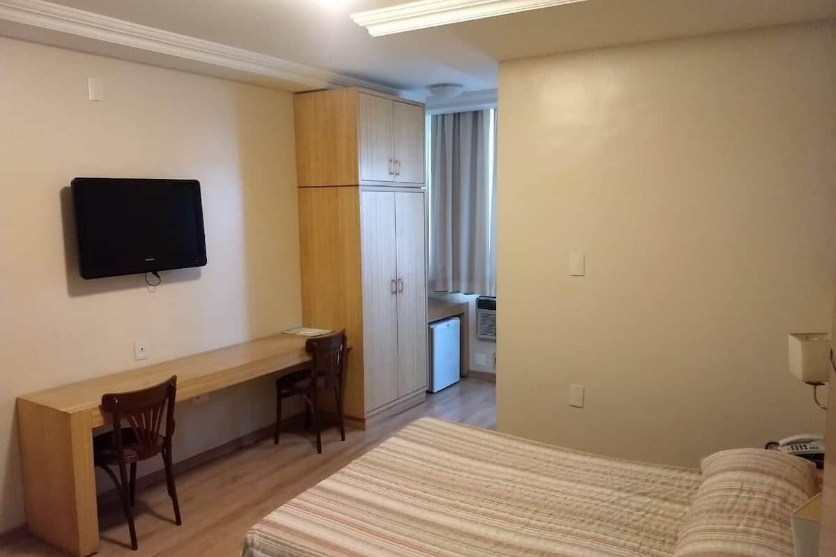 Frigobar, cofres nos quartos, escrivaninha, quartos à prova de som