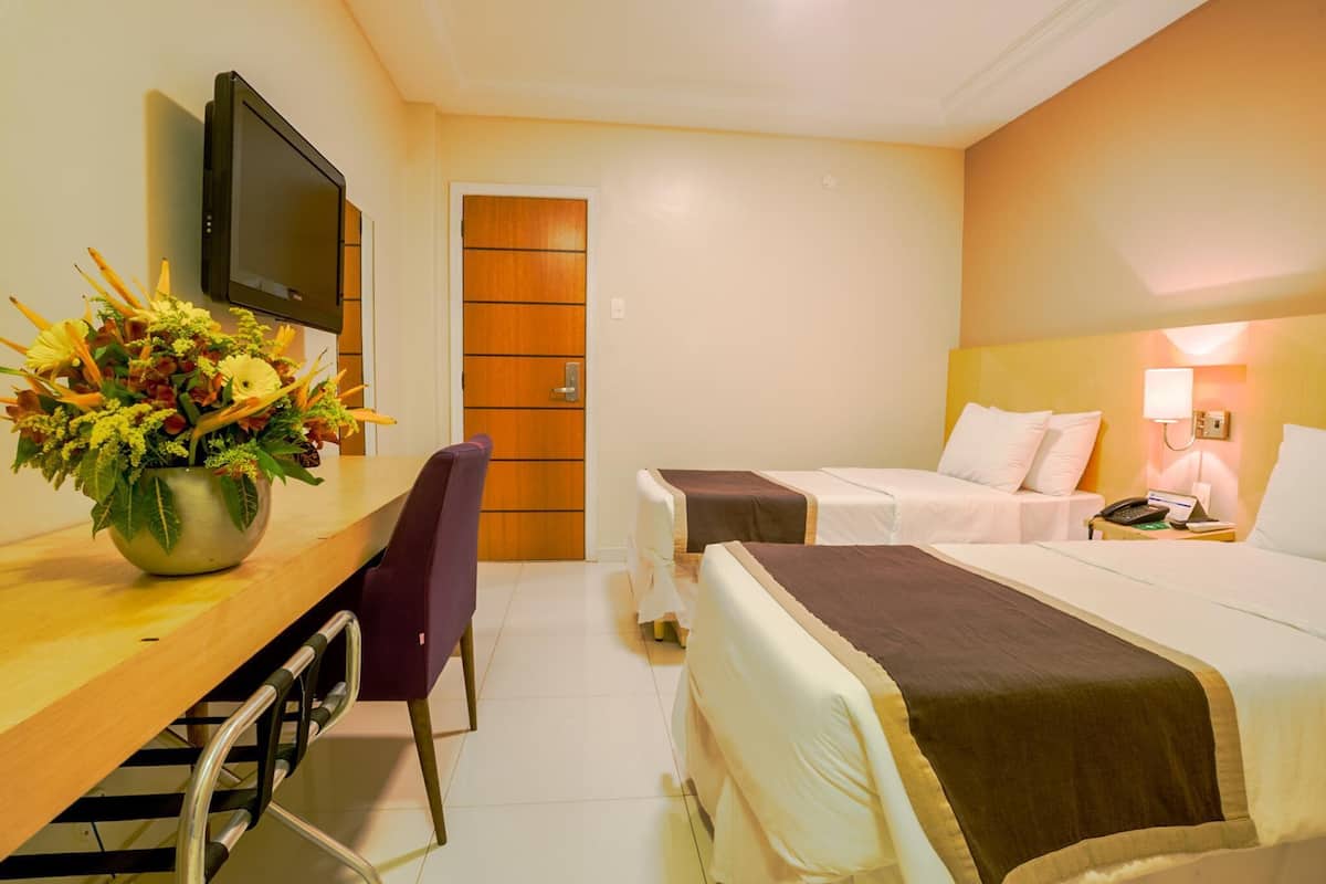 Frigobar, cofres nos quartos, escrivaninha, quartos à prova de som