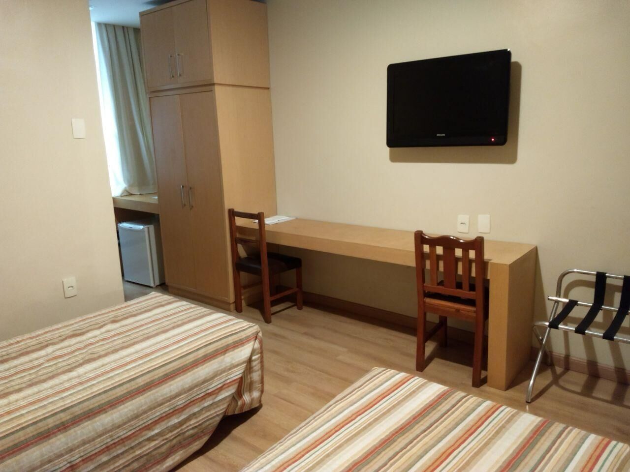 Bar mini, peti besi dalam bilik, meja, kalis bunyi 