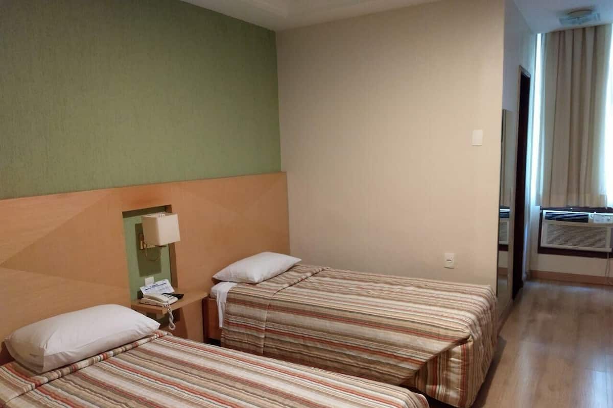 Frigobar, cofres nos quartos, escrivaninha, quartos à prova de som