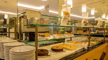 Se sirven comidas, cenas y cocina brasileña