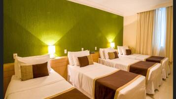 Minibar, caja de seguridad en la habitación y escritorio