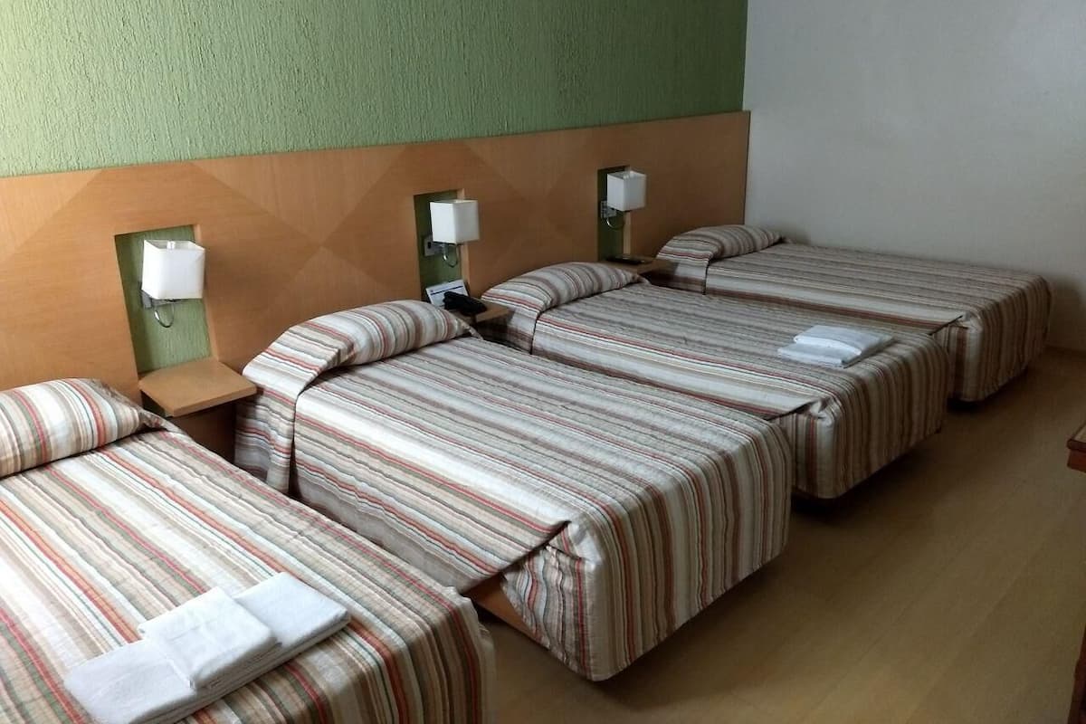 Frigobar, cofres nos quartos, escrivaninha, quartos à prova de som