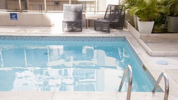Piscine extérieure, parasols de plage, chaises longues
