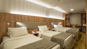 Chambre Quadruple Familiale | Minibar, coffres-forts dans les chambres, rideaux occultants