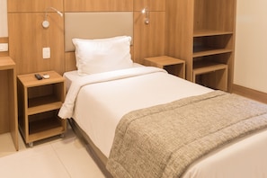 Standard Twin Room | Minibar, in-room safe, blackout curtains, free WiFi - Hotel Astoria Copacabana (Rio de Janeiro)