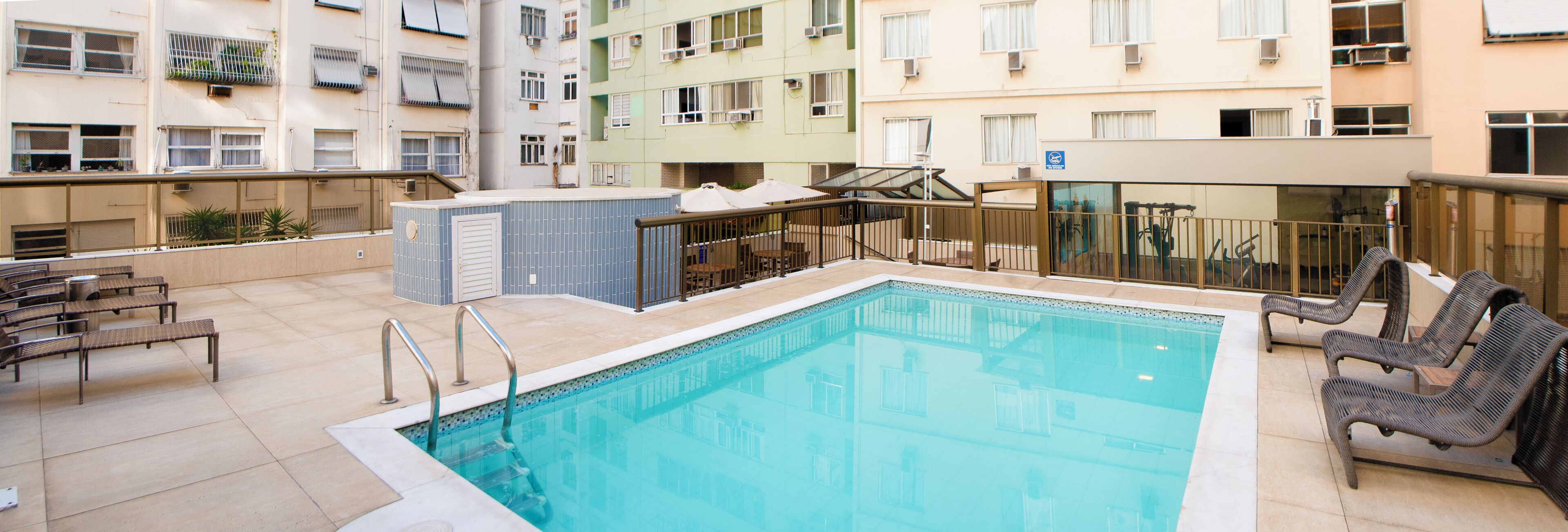 Utendørsbasseng, bassengparasoller og solsenger