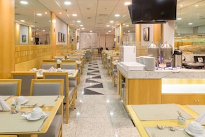 Free daily self-serve breakfast - Hotel Astoria Copacabana (Rio de Janeiro)