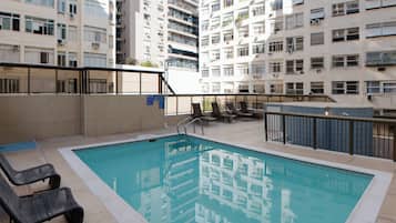 Piscina externa, guarda-sóis, espreguiçadeiras