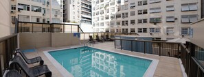 Outdoor pool, pool umbrellas, sun loungers - Hotel Astoria Copacabana (Rio de Janeiro)