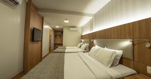 Minibar, in-room safe, blackout drapes, free WiFi - Hotel Astoria Copacabana (Rio de Janeiro)