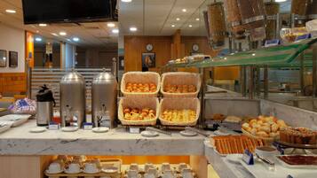 TĂ€gliches inbegriffenes FrĂŒhstĂŒck zur Selbstbedienung