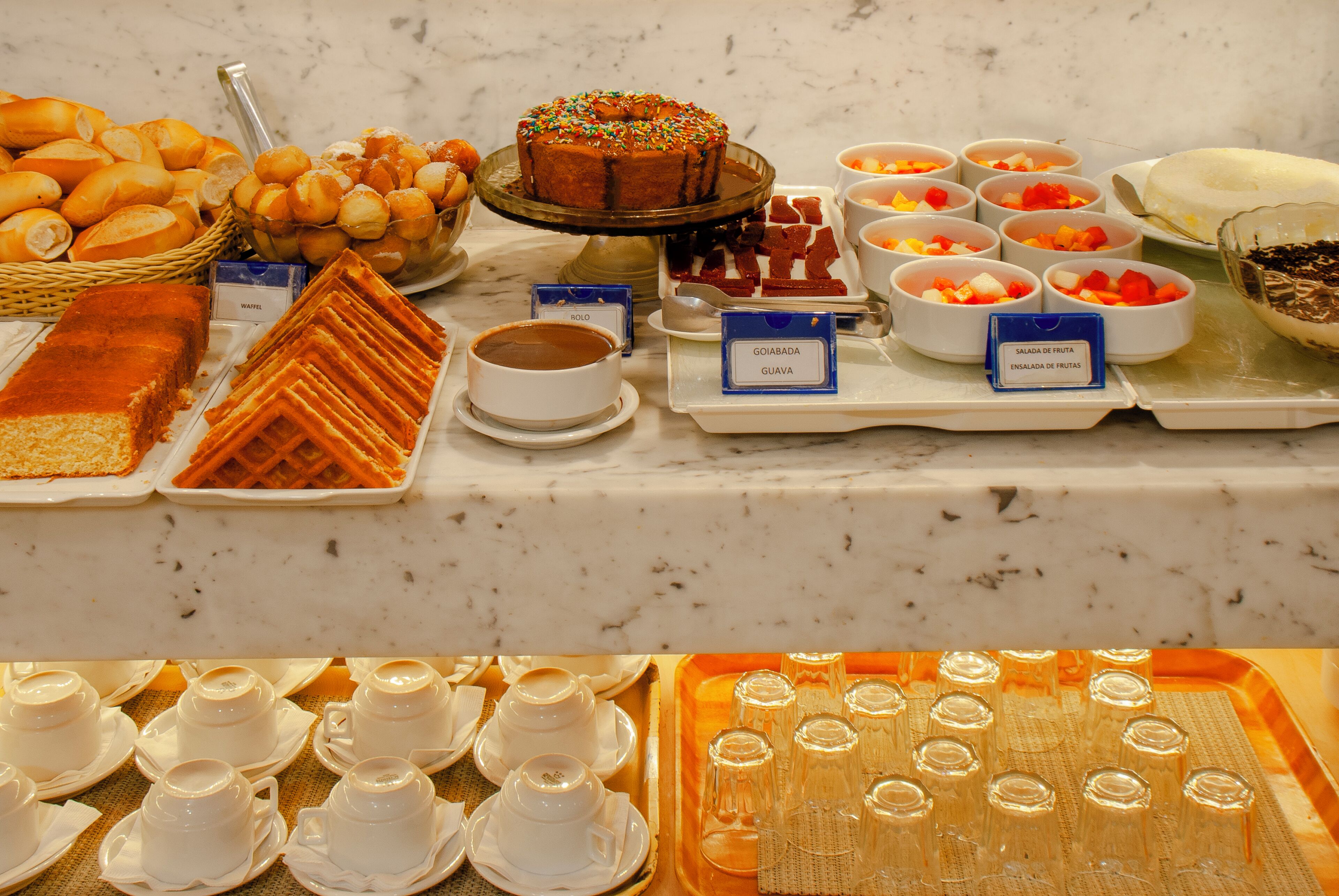 Ein Buffet mit verschiedenen Speisen und beschrifteten Gerichten.
