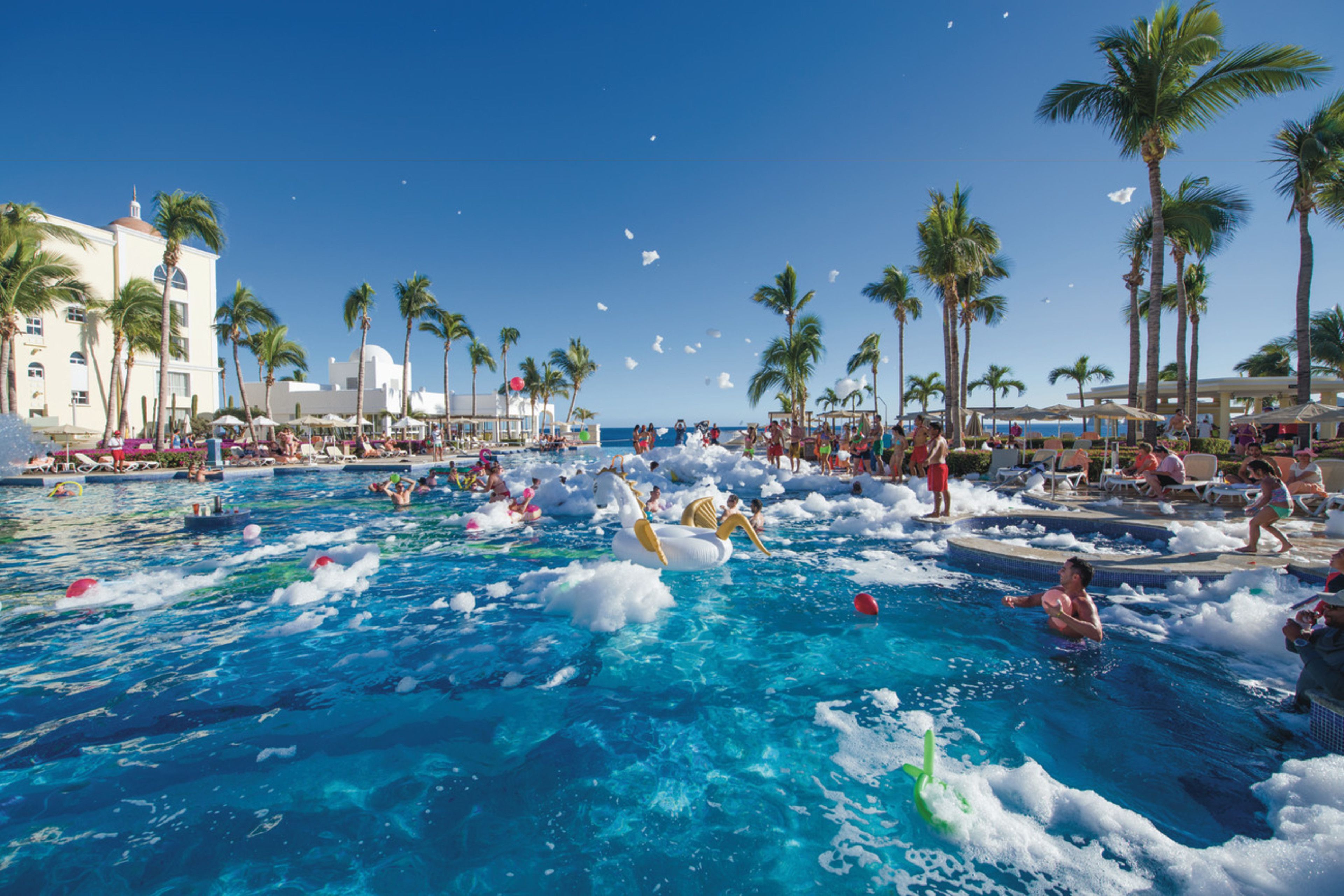 6 outdoor pools, pool umbrellas, sun loungers