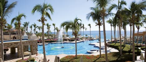 6 piscines extérieures, parasols de plage, chaises longues