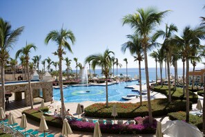 6 outdoor pools, pool umbrellas, sun loungers