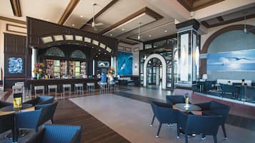 6 bares o lounges, 2 bares en la alberca, 2 bares junto a la alberca