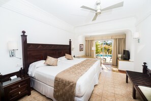 Minibar, safe på rommet, skrivebord for bærbar PC og blendingsgardiner