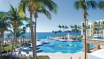 6 albercas al aire libre, sombrillas en la alberca y camastros