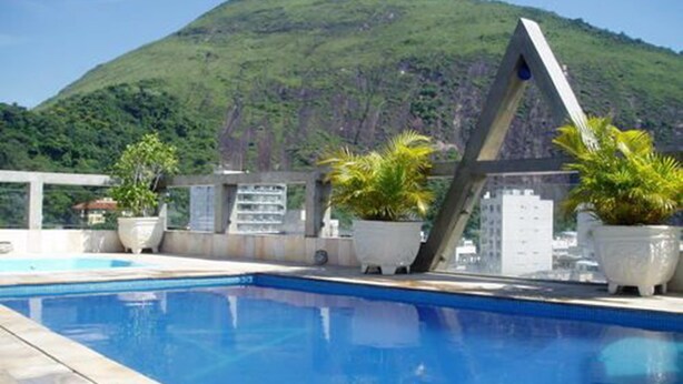 Una piscina con una montaña al fondo.