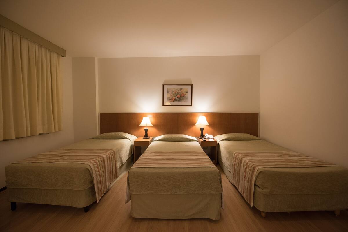 Minibar, coffres-forts dans les chambres, bureau, rideaux occultants