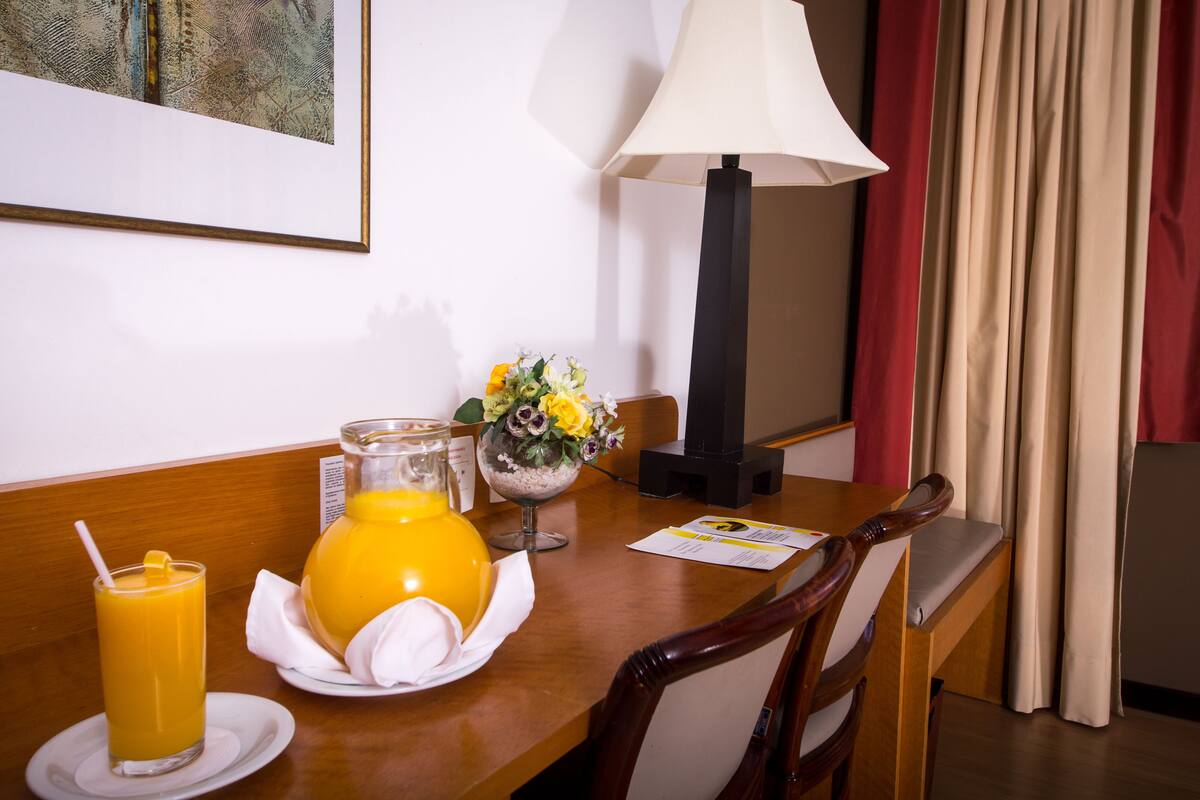 Minibar, coffres-forts dans les chambres, bureau, rideaux occultants