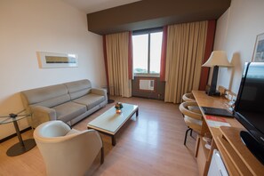 Suite | Oppholdsrom | En 32-tommers LCD-TV med kabel-kanaler samt TV