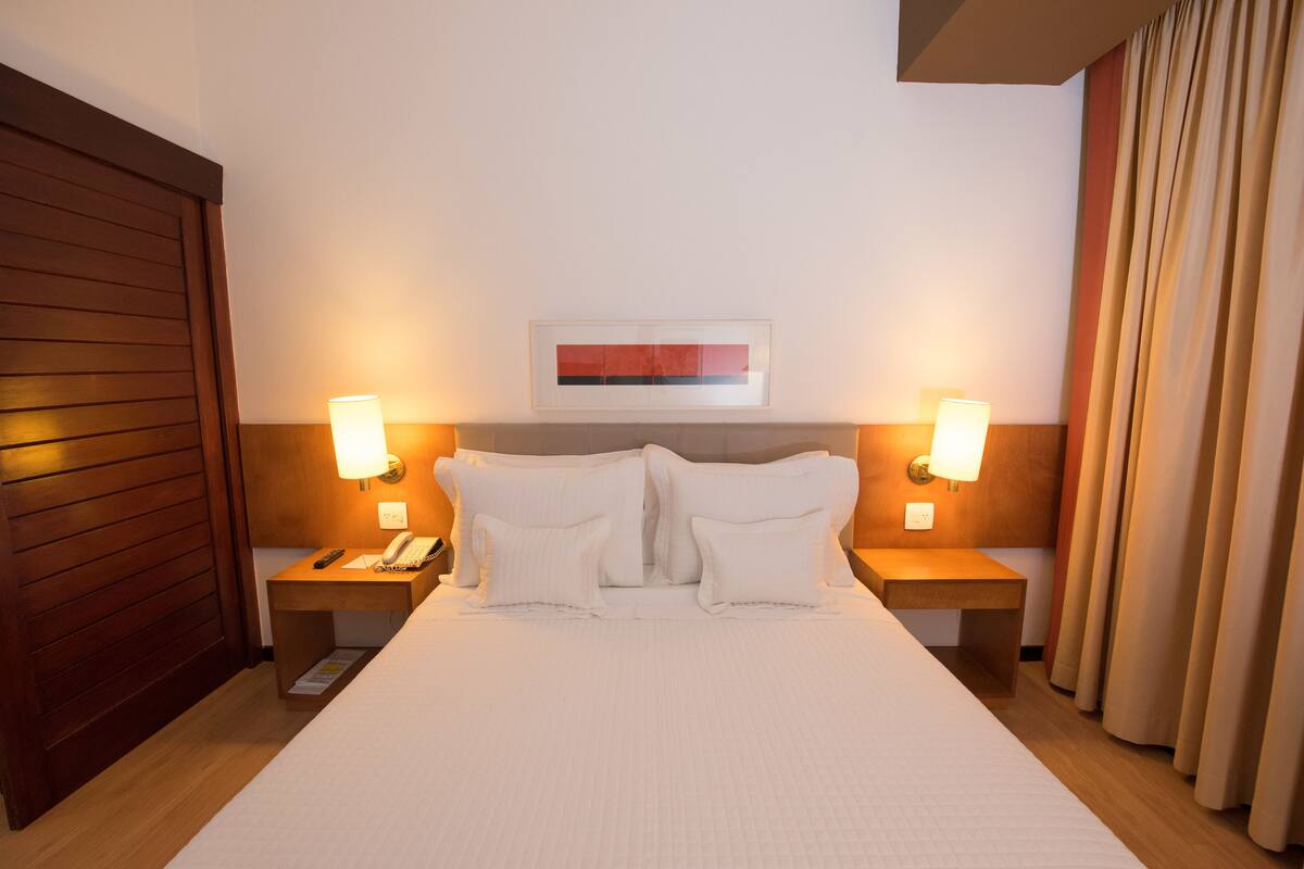 Chambre Double Standard | Minibar, coffres-forts dans les chambres, bureau, rideaux occultants