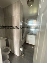 Suite estudio, 1 cama de matrimonio | Baño | Ducha y bañera combinadas y artículos de higiene personal gratuitos