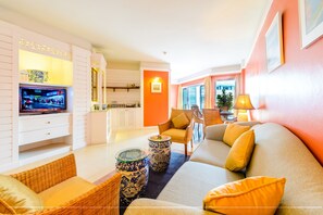 豪華客房, 浴缸, 泳池景 | 客廳 | 21 吋LCD 電視連有線電視頻道、電視