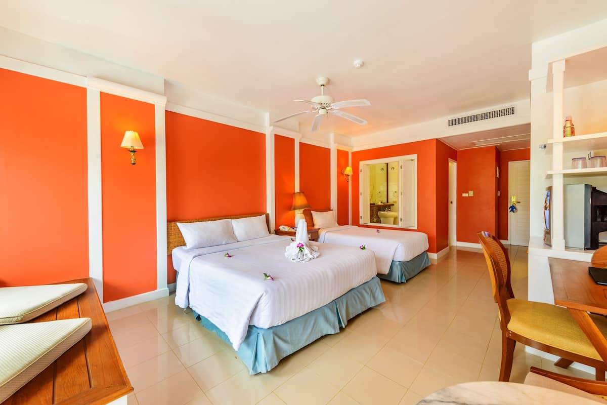 Superior Room, Bathtub, Pool View