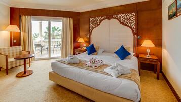 Bar mini, peti besi dalam bilik, meja, langsir/tirai gelap terus