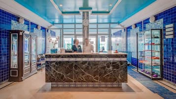 Couples treatment room(s), sauna, hot tub, steam room