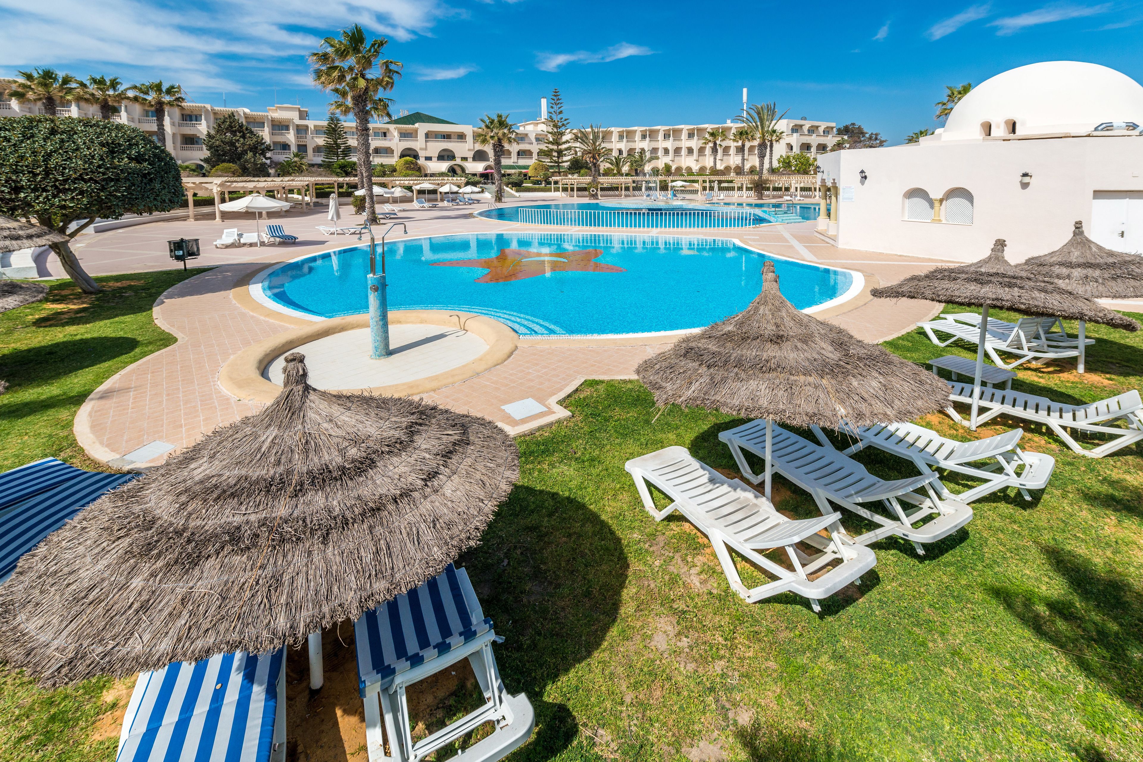 Kolam renang tertutup, 4 kolam renang terbuka, kabana percuma 