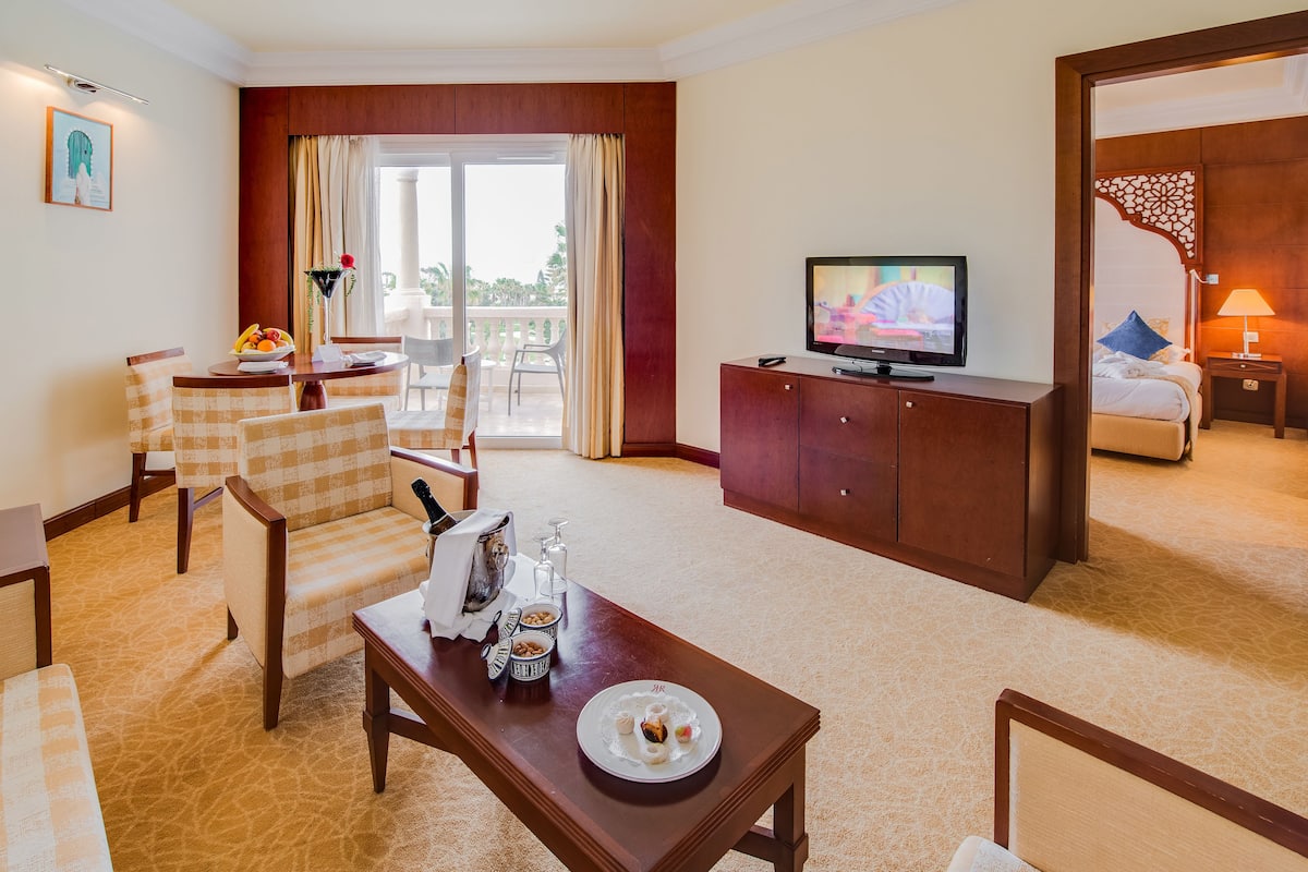 Suite (Ambassador) | Minibar, coffre-fort, bureau, rideaux d’obscurcissement